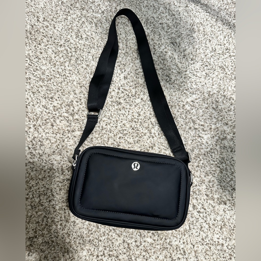 Lululemon crossbody camera bag 2L in black